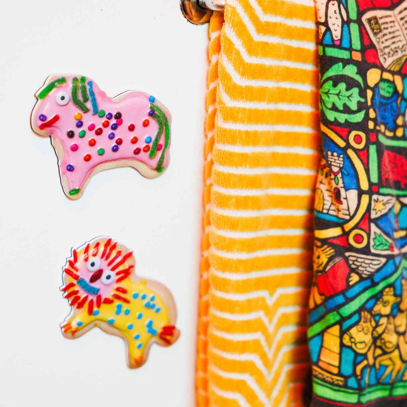 Weird Lion Cookie Magnet - Image 3